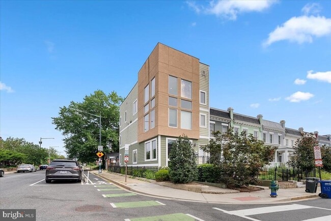 Foto del edificio - 471 Luray Pl NW
