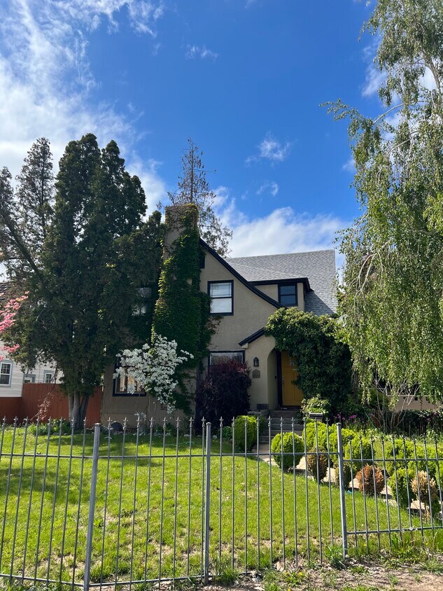 Primary Photo - 800 Yakima St