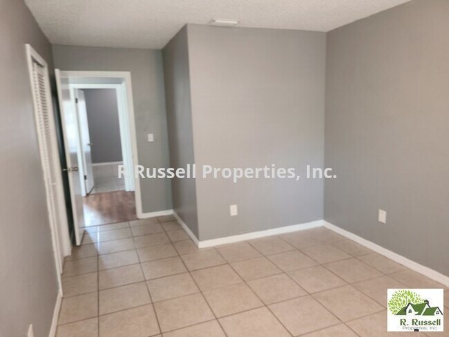 Building Photo - Great duplex available for immediate move ...