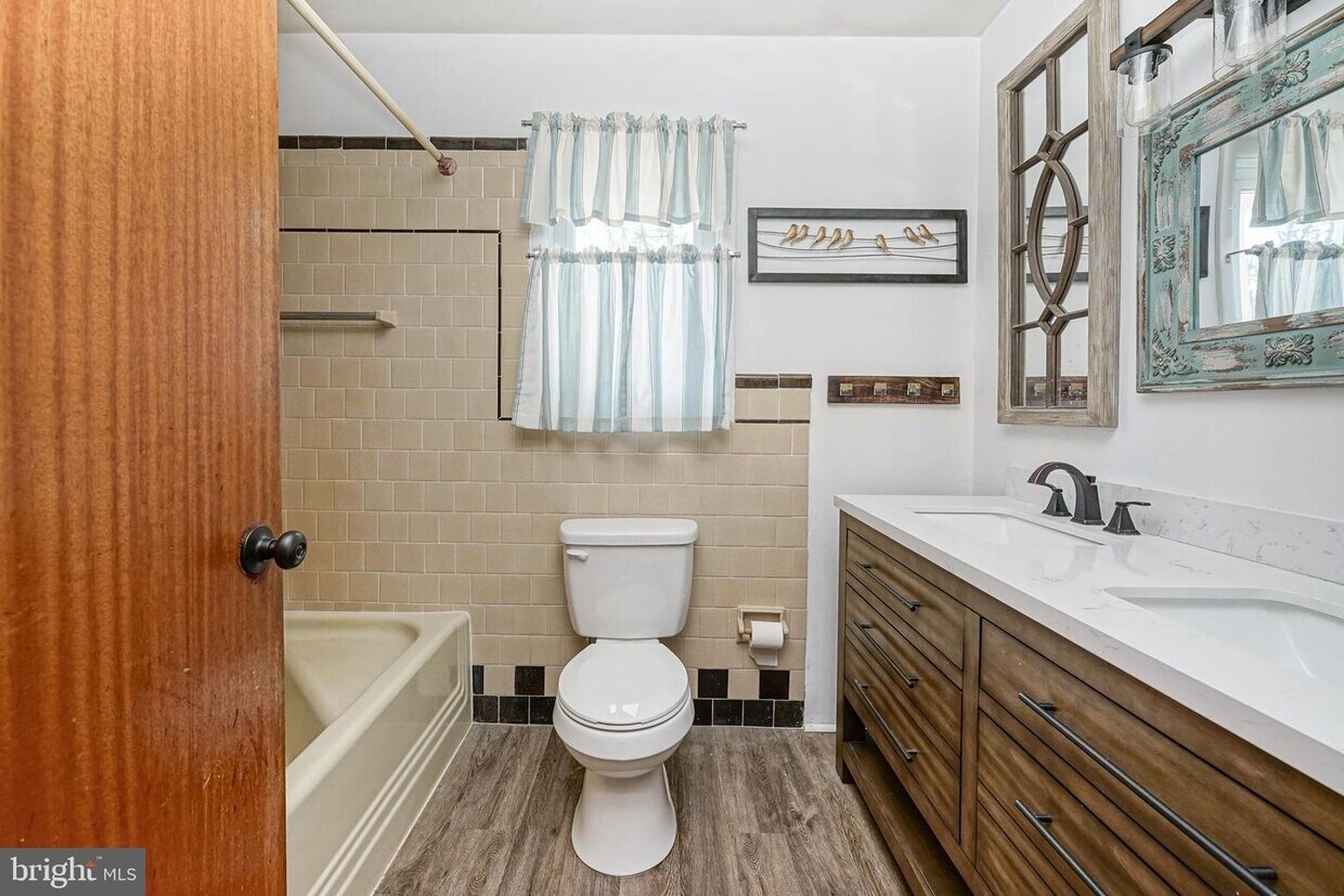 Foto principal - 8 S Lakeside Dr W