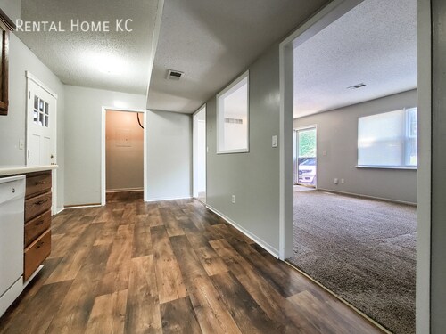 Foto del edificio - 3-bed / 1-bath First-Floor unit w/2-car Ga...
