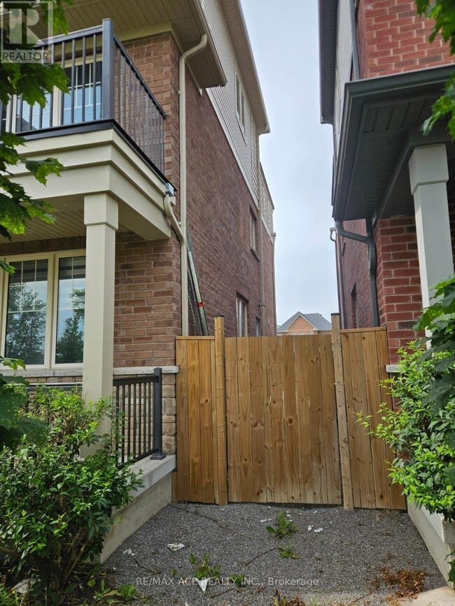 Building Photo - 190 Britannia Ave W