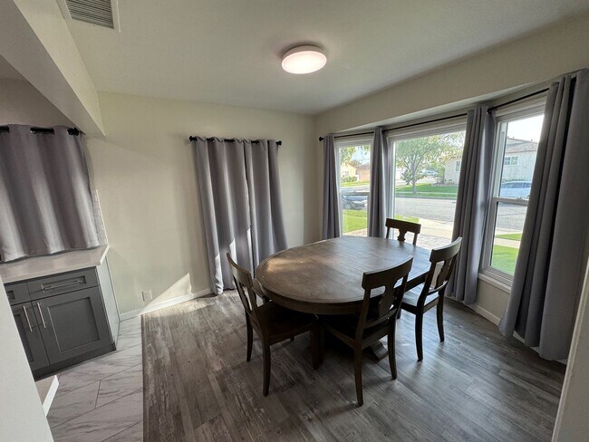 Foto del edificio - **COMING SOON**  CHARMING LAKEWOOD HOME!