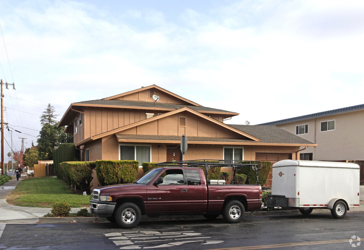 Foto del edificio - 8210 Wren Ave