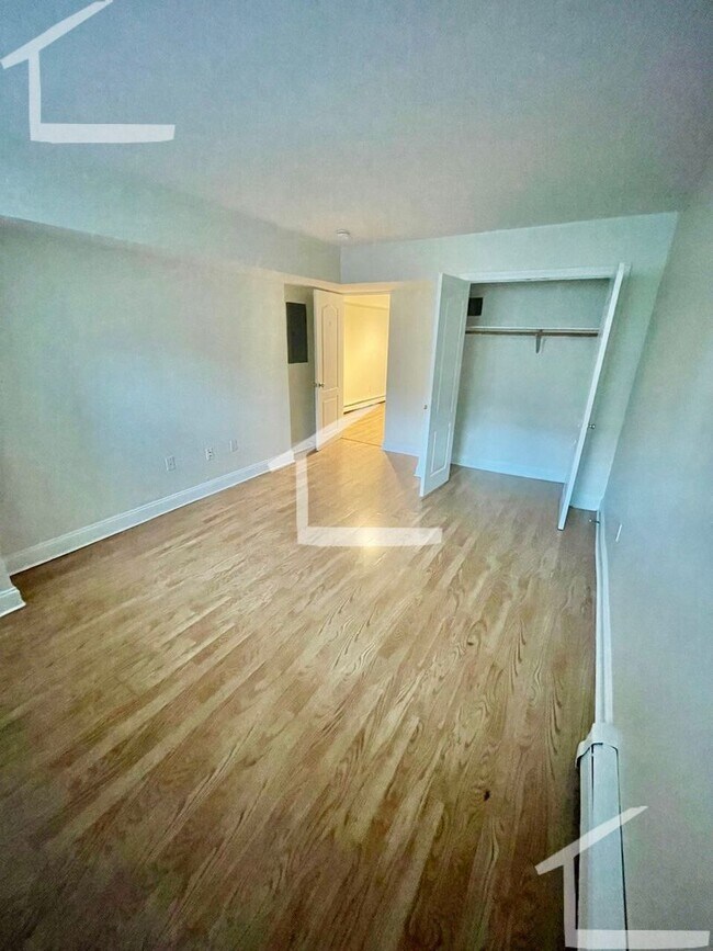 Building Photo - 3 Bedroom