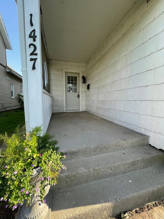 Covered Front Porch - 1427 Wall St