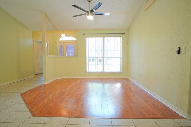 Foto del edificio - Spacious Oak Meadows Home in Milton with Multiple Living Areas, Fenced Yard & 1/2 Off First Month...