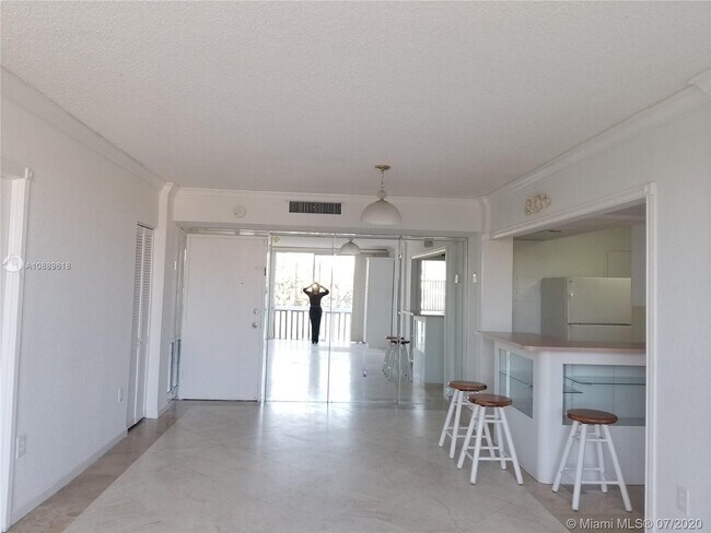 Foto del edificio - 6701 NW 169th St