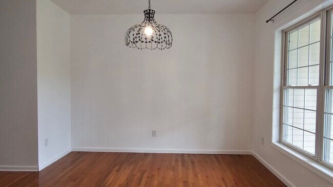 Foto del edificio - 48 Meadow Brook Rd