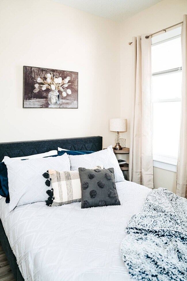 Cama de tamaño matrimonial en el segundo dormitorio. - 2229 N 7th St