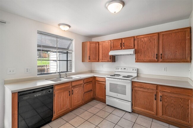 Building Photo - Freshly Painted & Move-In Ready! 3 bedroom...