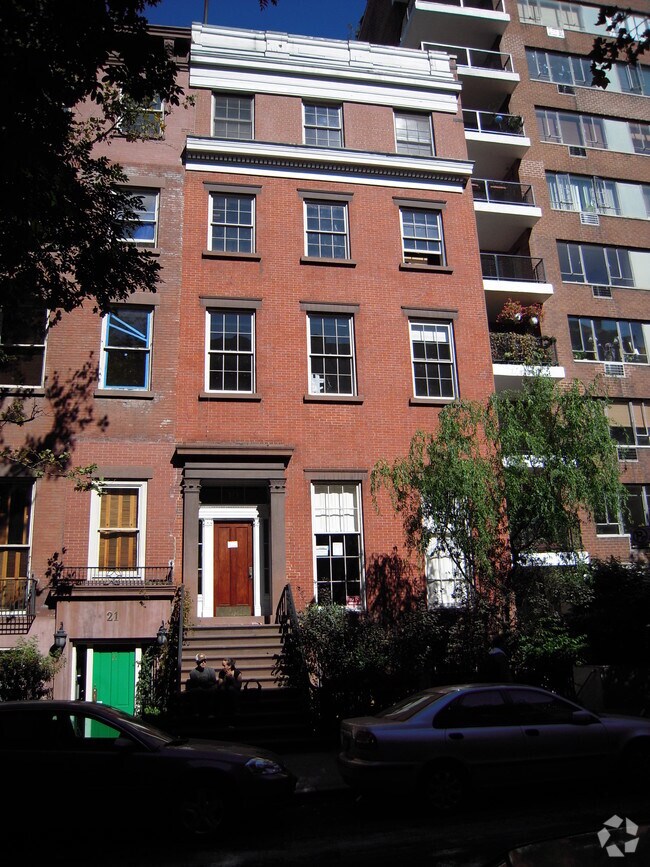 Building Photo - 19 W 12th St