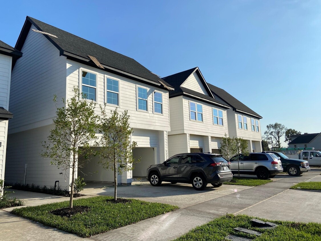 Foto principal - 3253 Real St
