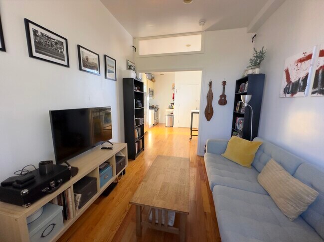 Foto del edificio - 1347 Greene Ave