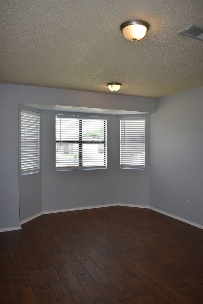Building Photo - Cute Home - 3 Bedroom, 2 bath with No carpet