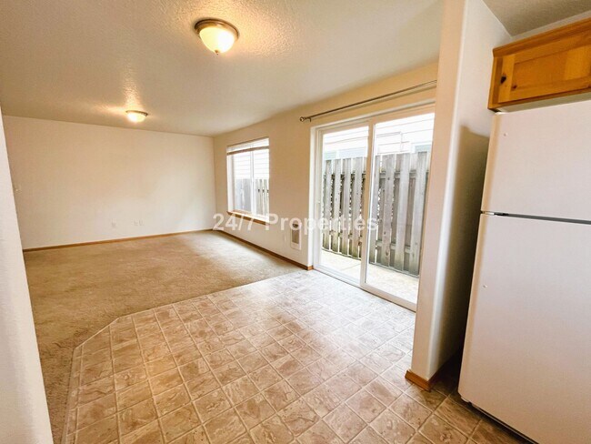 Building Photo - Newberg Townhome 3BD I 2.5BA - PRICE DROP/...