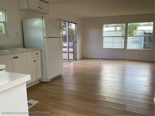 Foto del edificio - 4807 Mundell Ave