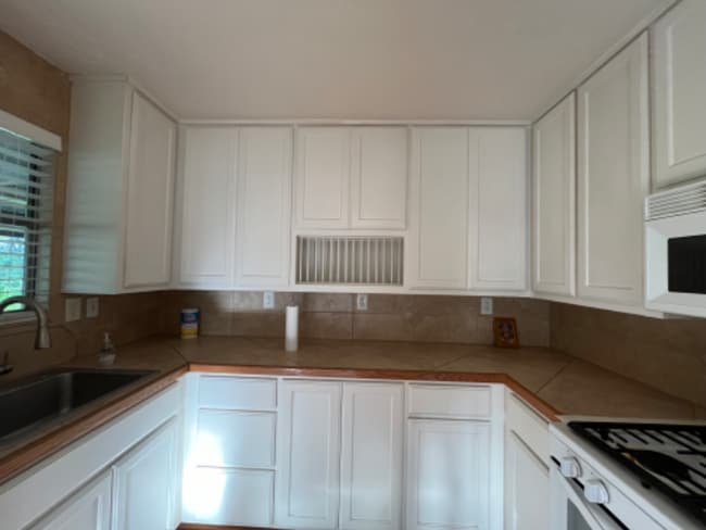 Building Photo - 102 E Pecan St