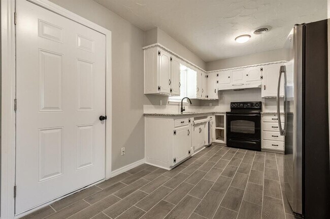 Building Photo - 1517 Hampton Dr