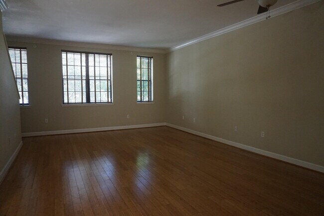 Building Photo - 612 Fern St