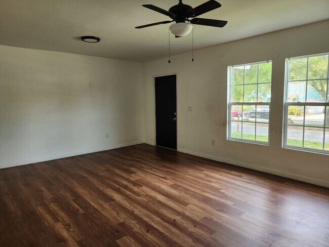 Building Photo - Beautiful Renovated Home in Charming Neigh...
