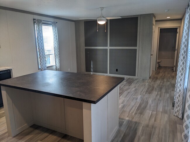 Foto del edificio - 10340 Midland Rd