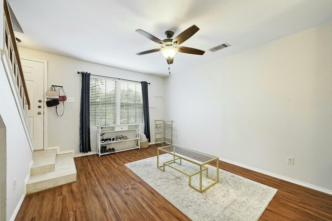 Foto del edificio - 1411 Gracy Farms Ln