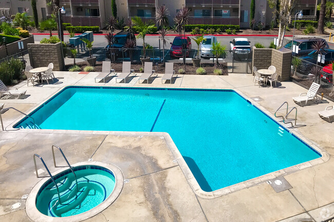 Piscina y spa - Sturbridge Village Apartments