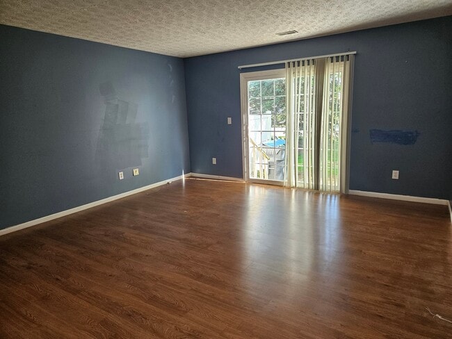 Building Photo - 6737 Lagrange Dr