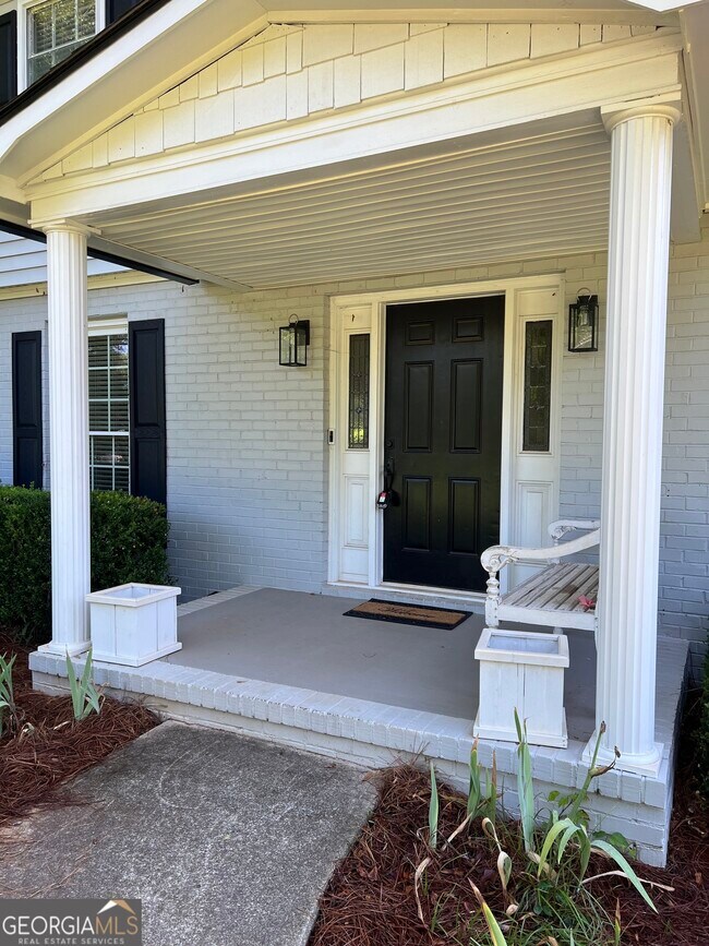 Building Photo - 8 Pine Ridge Dr