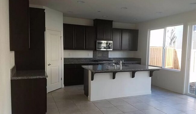 Building Photo - 4  bedroom 3 bathroom home with loft