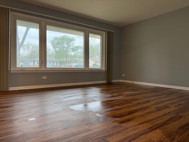 Building Photo - 630 Pinewood Dr