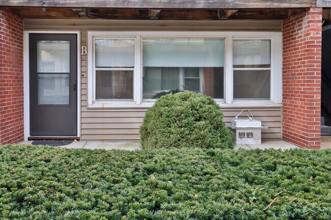 Building Photo - 760 E 5th Ct