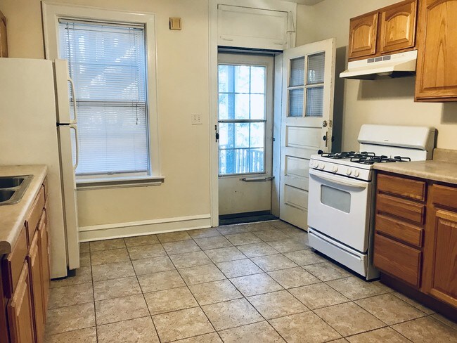 Building Photo - 4836 Elm St