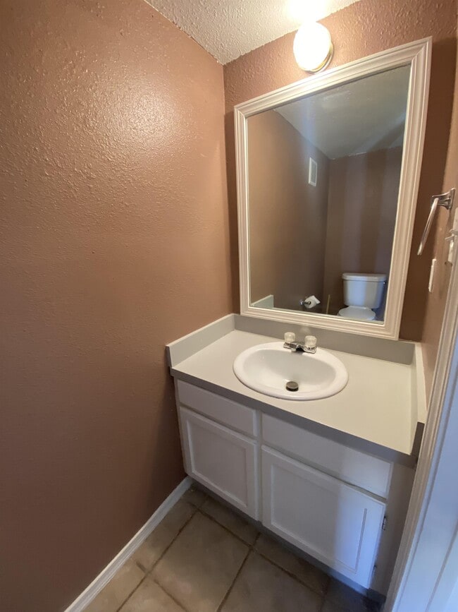 Building Photo - 502 Sinclair Dr