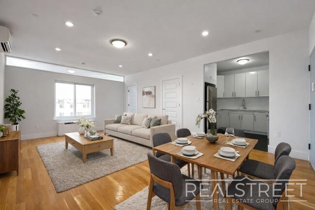 Building Photo - LUXURY 2.5 Bed  in Queens!
