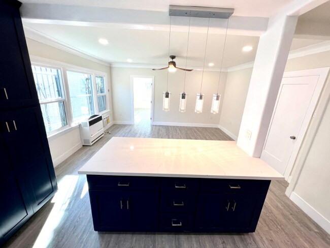 Foto del edificio - 855 W 43rd Pl