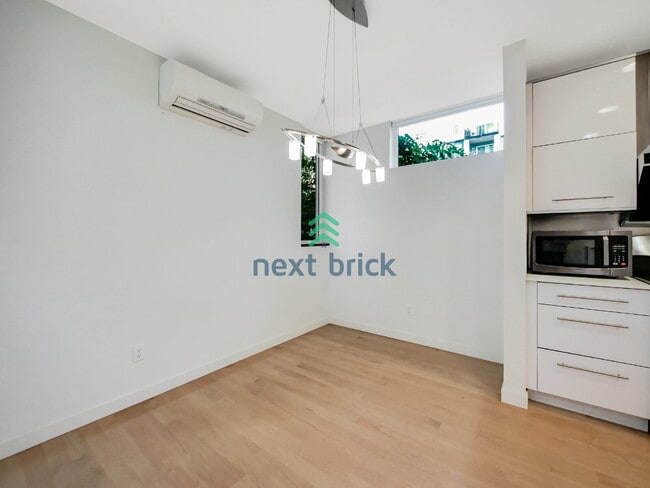 Foto del edificio - Stand alone modern townhouse in Ballard