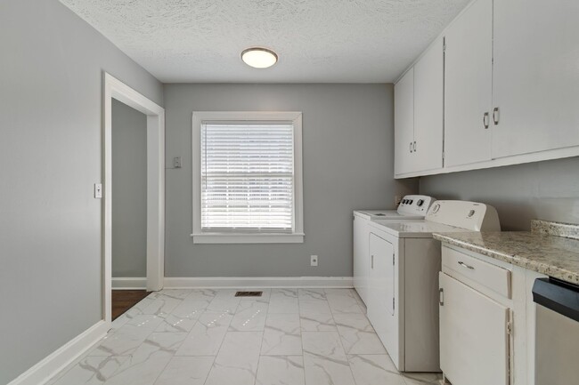 Foto del edificio - Freshly renovated duplex near Charlotte Av...