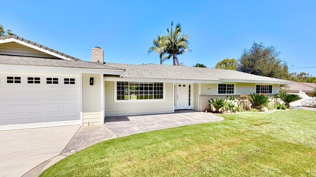 Foto del edificio - Lovely Single Story Home, Great Neighborhood, Amazing Yard Space, Close distance to Downtown Fall...
