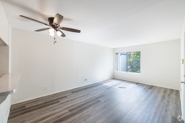 1BR, 1BA - 600SF - Living Room - Azul Apartments