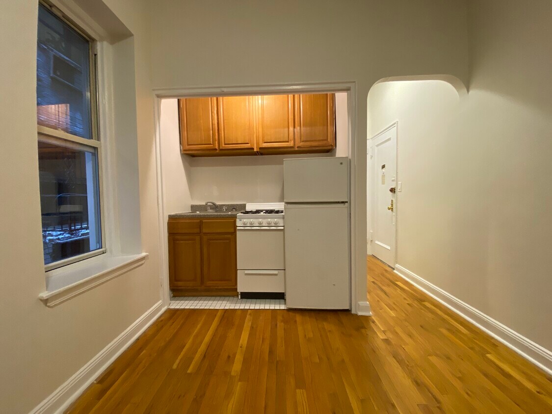 Primary Photo - 328 W 83rd St