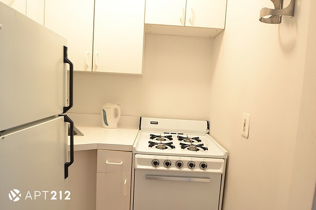 Building Photo - 426 E 77th St