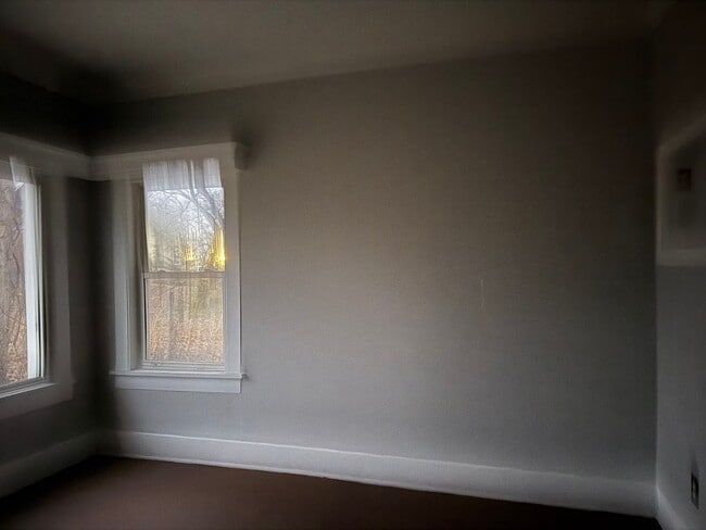 Building Photo - Cozy 2 BR/1 BA with fireplace/full basement!