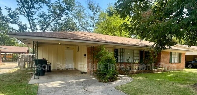 Building Photo - 3235 Caroline Dr