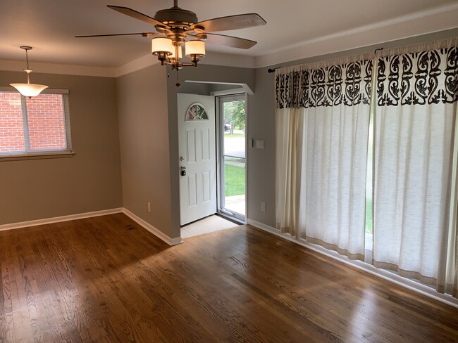 Building Photo - 3215 Sylvan Dr
