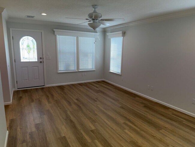 Foto del edificio - 388 Sunshine Dr