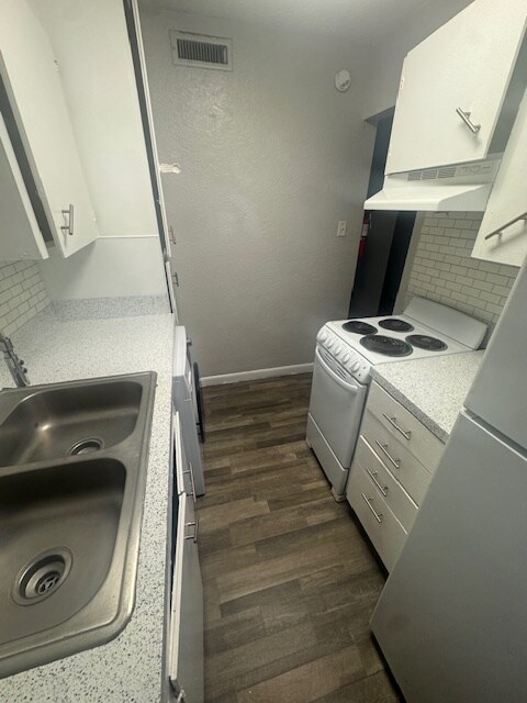 Foto del edificio - 5220 Weber Rd