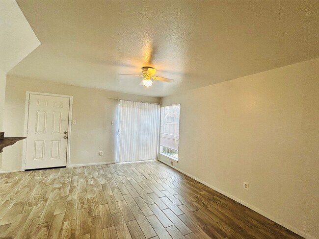 Foto del edificio - 8030 Sands Point Dr