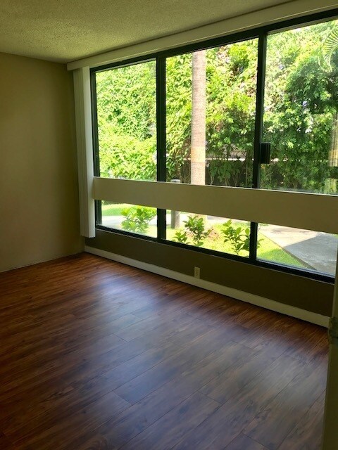 Foto del edificio - Spacious 1-Bedroom Ground Floor Apartment ...